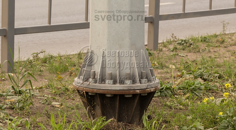 Особенность фланцевого соединения, представленного на фотографии, в том, что оно остается разъемным в течение всего срока службы. Если возникнет необходимость в демонтаже ствола для повторного использования или при повреждении, достаточно открутить болты и не разрушать фундамент. 