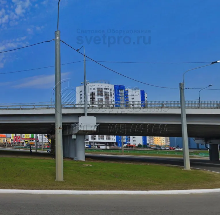 На конструкции, расположенной в центральной части фотографии, кронштейн вставлен внутрь корпуса. Для фиксации применяется длинная часть консоли. Сверху ствол закрывает ограничительная шайба. Благодаря ей внутрь конструкции не попадает влага, мусор. 