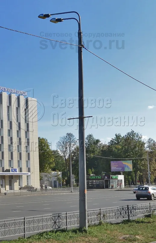 На фото представлена опора, сделанная по индивидуальному заказу. Обратите внимание, что у этой инженерной конструкции имеются дополнительные элементы для закрепления флагов и баннеров. Производитель может вносить любые изменения в проект с учетом требований действующих стандартов. 