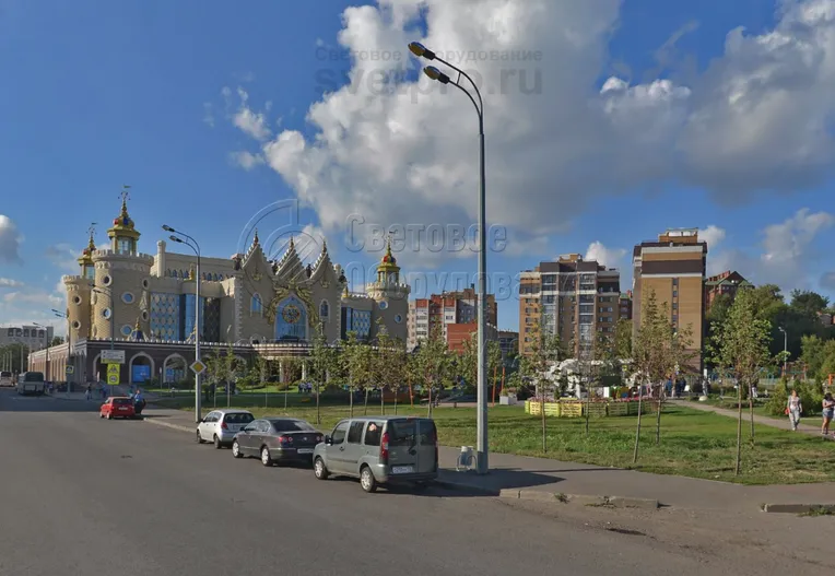 Прямостоечная опора часто устанавливается на тротуаре рядом с проезжей частью. Выбор такой модели обусловлен тем, что в низу ствола отсутствует массивный фланец, который ухудшает вид улицы и представляет опасность для прохожих. На верхушке опоры на фото установлен двухрожковый кронштейн. 
