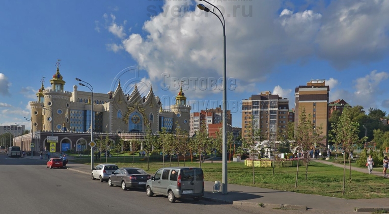Прямостоечная опора часто устанавливается на тротуаре рядом с проезжей частью. Выбор такой модели обусловлен тем, что в низу ствола отсутствует массивный фланец, который ухудшает вид улицы и представляет опасность для прохожих. На верхушке опоры на фото установлен двухрожковый кронштейн. 