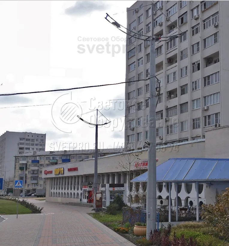 Если опора используется для освещения мест массового проживания людей, вместо утилитарного консольного кронштейна на верхушку ставится декоративный. В примере на фото используется модель с выгнутыми рожками и растяжками до верхушки, светильники установлены на поперечины. 