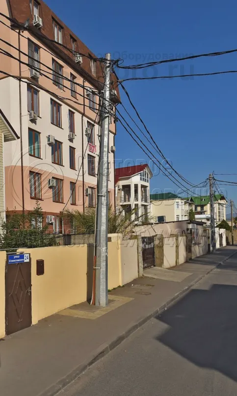 На фото изображена опора с прямостоечной установкой. Для крепления в грунте используется хвостовик, который бетонируется в котловане. Опора выдерживает вес подвешенных к ней проводов, однако устанавливать большое количество линий не рекомендуется из-за ухудшения внешнего вида улиц. 