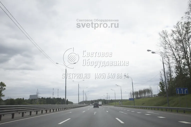 С помощью одной опоры трубчатого типа можно создать разные системы освещения. На фото представлены опоры с двумя видами кронштейнов. Рожки у них расположены один над другим и напротив друг друга. Поэтому можно ярко осветить дорогу с одной стороны или по обе стороны от корпуса. 