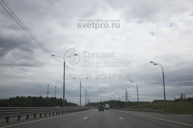 Частое использование трубчатых силовых опор для освещения дорог обусловлено простотой установки инженерных конструкций и упрощенной технологией подключения электрических линий. Монтаж производится на фланец и закладную деталь, а кабели протягиваются по воздуху, а не в траншеях. 