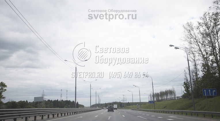 С помощью одной опоры трубчатого типа можно создать разные системы освещения. На фото представлены опоры с двумя видами кронштейнов. Рожки у них расположены один над другим и напротив друг друга. Поэтому можно ярко осветить дорогу с одной стороны или по обе стороны от корпуса. 