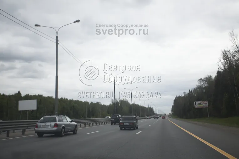 На фото изображен классический способ применения трубчатых опор с фланцевой установкой. Обратите внимание, что для этих моделей используются кронштейны с обечайкой. В примере покупатель выбрал кронштейны с двумя рожками, которые расположены напротив друг друга. 