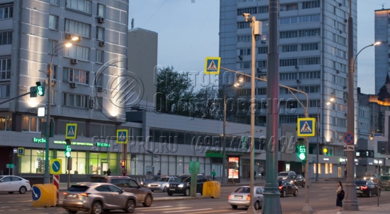 Ствол опоры, изображенной на фото, собран из нескольких труб разного диаметра. Они свариваются друг с другом на заводе, после чего проверяется качество сварного шва с помощью ультразвукового оборудования. Разобрать опоры нельзя, но благодаря длине в 9 метров их легко транспортировать. 