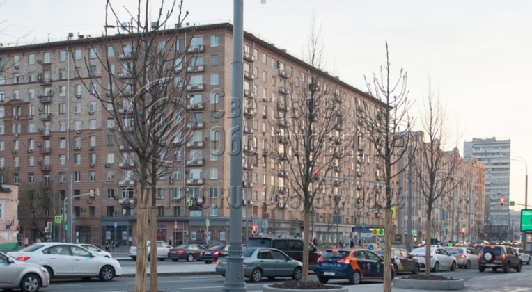 При фланцевом способе установки наземная часть опоры крепится на закладную деталь. Но массивная опорная площадка ухудшает внешний вид улицы. Для ее украшения используется декоративная тумба. Она делается из чугуна или пластика, имеет отверстие для доступа к технологическому лючку опоры. 