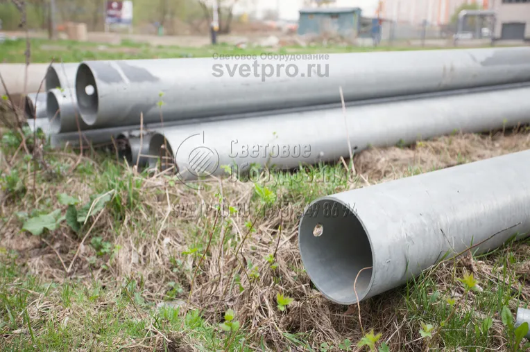 Прямостоечные трубчатые опоры в нижней части не имеют опорной площадки. Они фиксируются в котловане с помощью хвостовика, который является частью корпуса. Для монтажа необходимо опустить конструкцию в котлован, после чего забетонировать хвостовик бетонным раствором.