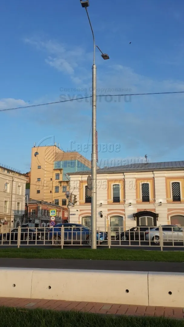Прямостоечную опору, которая изображена на фотографии, можно устанавливать без использования закладной детали. Поэтому весь процесс установки занимает один технологический цикл. Монтаж не требует дополнительных затрат, так как покупать ЗДФ не нужно. Ее роль играет хвостовик ствола. 