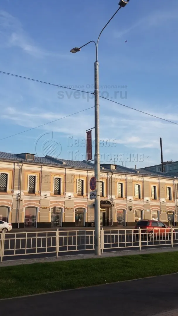 Трубчатая опора типа СП изначально предназначена для установки световых приборов. Однако она имеет высокую прочность и выдерживает вес до 400 кг. Поэтому в примере на фото на ее корпус установлены рекламная конструкция и дорожные знаки, подвешена силовая линия и растяжка баннера. 