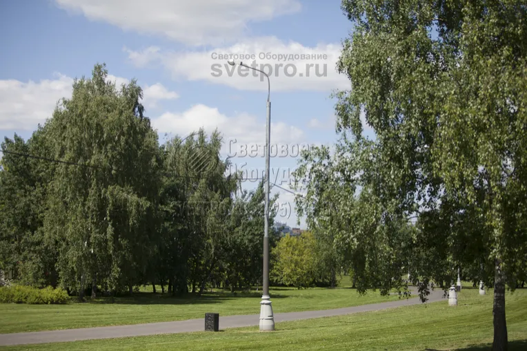 В примере на фото опора используется для освещения дорожки в парке. Кабель питания к светильнику проложен по воздуху. Однако проводка самой опоры находится внутри полой конструкции. Поэтому изделие имеет красивый вид, его не портят висящие провода в верхней части кронштейна. 