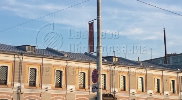 Трубчатая опора типа СП изначально предназначена для установки световых приборов. Однако она имеет высокую прочность и выдерживает вес до 400 кг. Поэтому в примере на фото на ее корпус установлены рекламная конструкция и дорожные знаки, подвешена силовая линия и растяжка баннера. 
