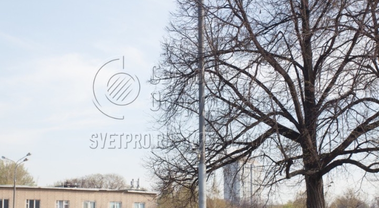Опора на фото выдерживает вес до 400 кг. Поэтому на ее верхушку можно установить до 4 и более световых приборов. В варианте на фото использован четырехрожковый кронштейн, у которого рожки расположены попарно один над другим. Можно использовать другие модели с обечайками для крепления. 