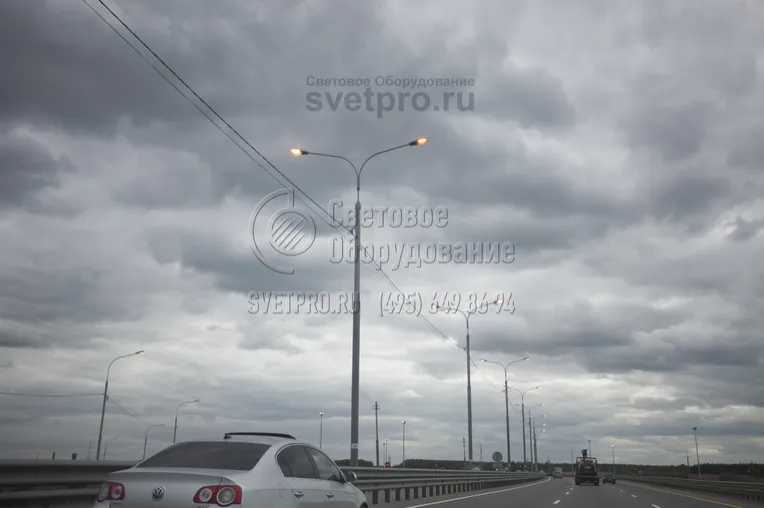 При использовании опор СП для освещения автомобильных дорог силовые линии к ним часто подводятся по воздуху. Сделано это для того, чтобы сократить затраты на строительство. Подрядной организации нужно выполнять меньший объем земляных работ при обустройстве осветительной инфраструктуры. 