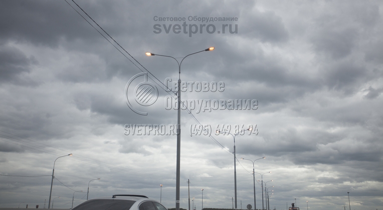 При использовании опор СП для освещения автомобильных дорог силовые линии к ним часто подводятся по воздуху. Сделано это для того, чтобы сократить затраты на строительство. Подрядной организации нужно выполнять меньший объем земляных работ при обустройстве осветительной инфраструктуры. 