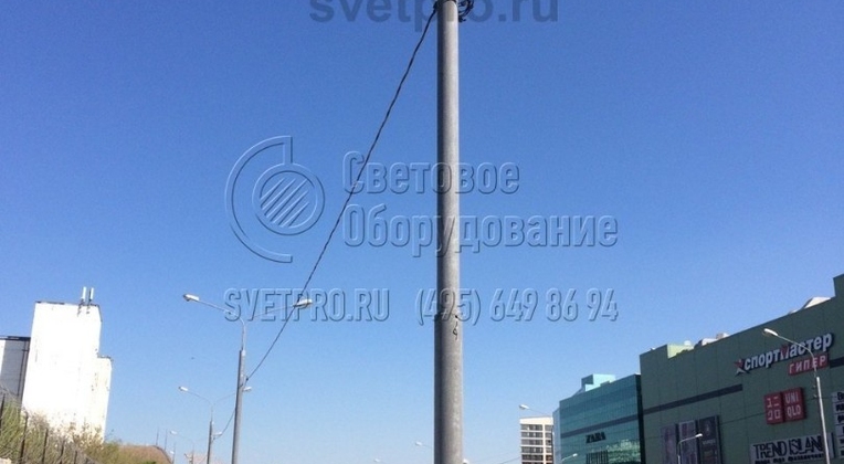 Осветительная трубчатая конструкция с хвостовиком часто устанавливается на тротуарах, клумбах и газонах. У нее в нижней части нет круглого фланца, за который наземная часть крепится к закладной детали. Поэтому растительность или тротуарная плитка может находиться вплотную к корпусу. 