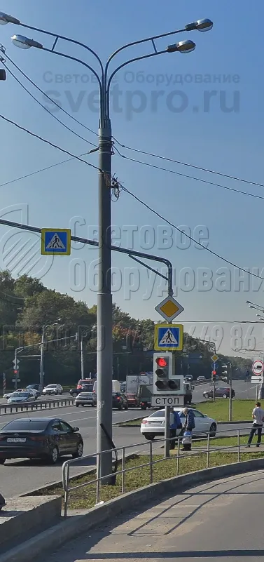 На фото представлена силовая опора, корпус которой делается из стальных труб. В примере на фото конструкция оснащена 4-рожковым кронштейном под консольные световые приборы. Благодаря своей высокой прочности изделие выдерживает нагрузку от большого количества растяжек на оголовке. 