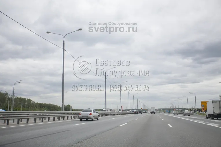 При производстве трубчатых опор производитель использует готовые трубы разного диаметра с круглым сечением. Технологический процесс не включает в себя этап гибки листовой стали, как в случае изготовления граненых и круглоконических модификаций. Благодаря этому опоры стоят дешевле. 
