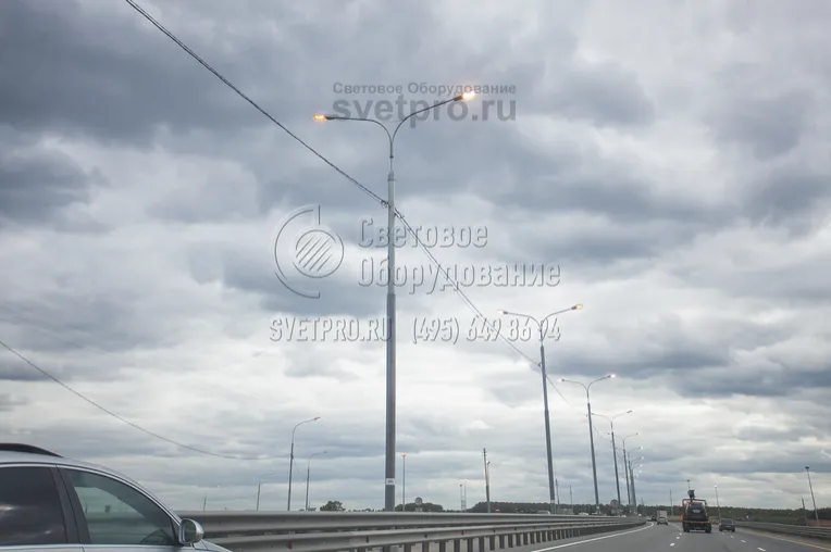 Сегменты ствола высокой трубчатой опоры свариваются друг с другом с помощью электросварки. Используется автоматизированное оборудование, благодаря которому получается ровный и прочный шов. После сваривания с его поверхности удаляется окалина и шлаки, качество проверяется ультразвуком. 