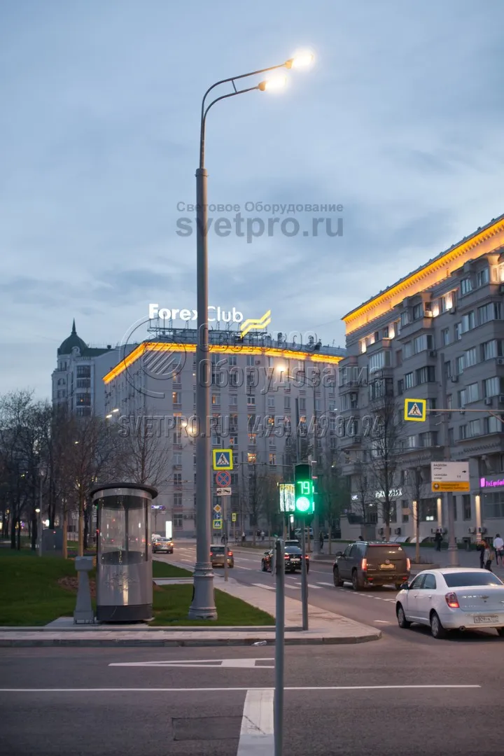 Опора типа СП представлена в разделе силовых. Ее верхняя часть выдерживает нагрузку в пределах 600 кг, поэтому на нее можно подвешивать воздушные силовые линии. Но в варианте на фото используется подземная подводка. Для коммутации с подземным кабелем используется ревизионное отверстие. 