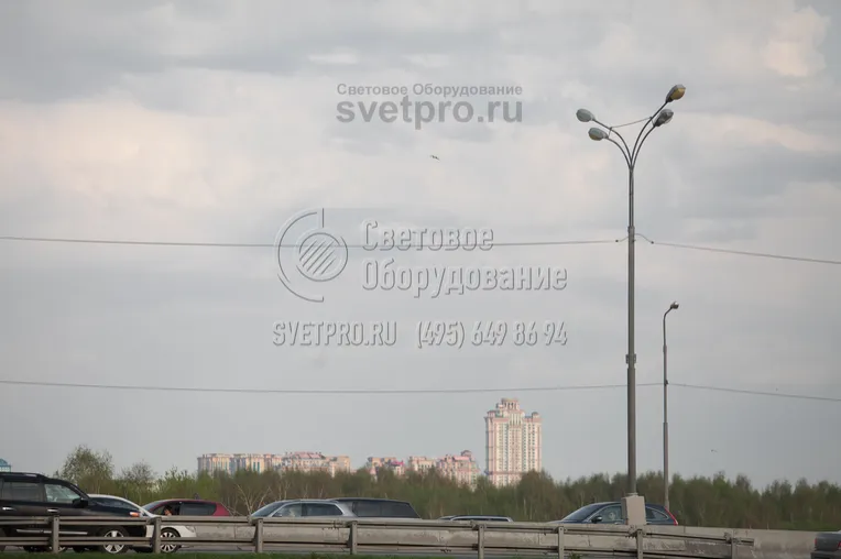 Одним из последних этапов производства трубчатых осветительных конструкций является горячее цинкование. Углеродистая сталь, из которой сделаны трубы, покрывается слоем цинка в ваннах с расплавленным металлом. Образуется барьер, который защищает сталь от коррозии и воздействия солей. 