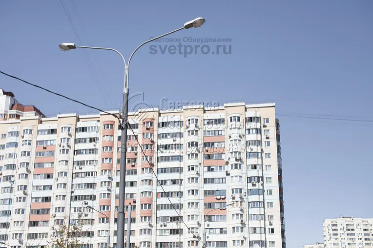 Опора на фото относится к типу прямостоечных. Ствол конструкции имеет длину наземной части 11 метров и хвостовик длиной 2,5 метра. С его помощью изделие устанавливается в котлован и бетонируется. Компании, которая ведет строительство, не нужно нести дополнительные затраты на покупку ЗДФ. 