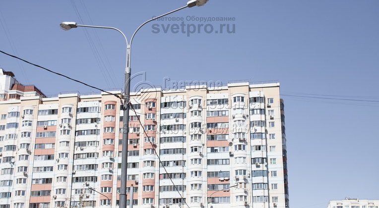 Опора на фото относится к типу прямостоечных. Ствол конструкции имеет длину наземной части 11 метров и хвостовик длиной 2,5 метра. С его помощью изделие устанавливается в котлован и бетонируется. Компании, которая ведет строительство, не нужно нести дополнительные затраты на покупку ЗДФ. 