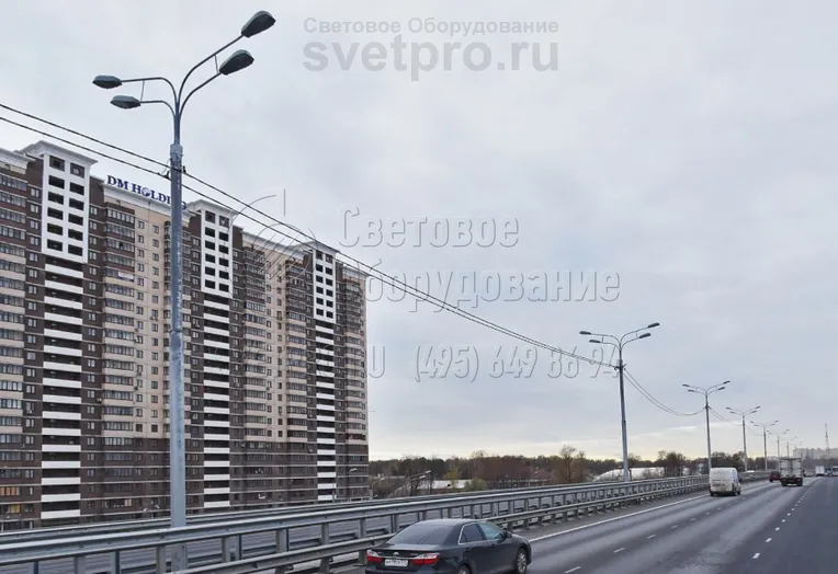 Прямостоечные опоры из трубного проката стоят дешевле моделей круглоконического типа и модификаций с граненым стволом. Кроме того, благодаря отсутствию фланца эта модель стоит еще дешевле. Поэтому при выборе моделей СП подрядная организация может сэкономить средства на строительстве. 