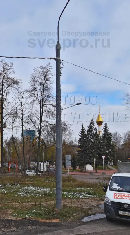 Светильник на трубчатую опору можно ставить на кронштейн, который установлен на оголовке и (или) закреплен на стволе, как показано на фото. Второй вариант используется в случае, когда нужно создать локальное освещение на определенном участке автомобильной дороги или тротуара. 