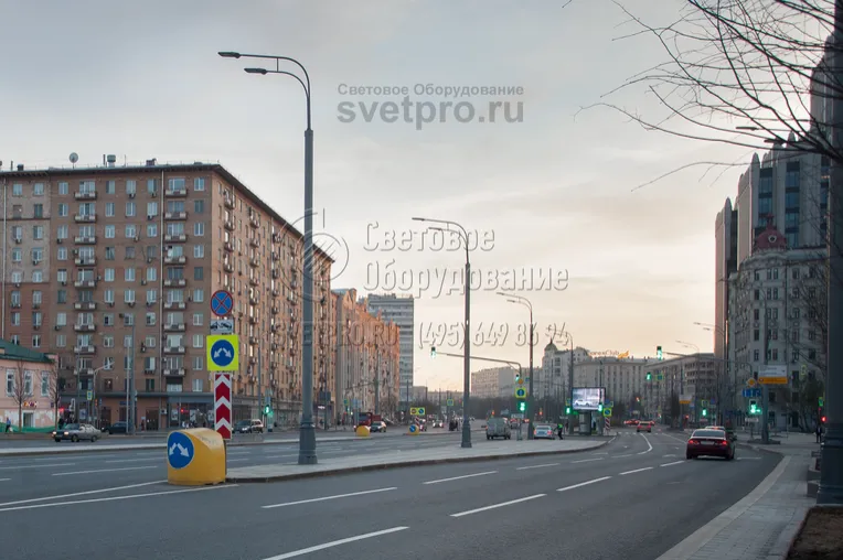 Трубчатые опоры красивее смотрятся на улицах города, чем граненые. Они выступают самостоятельным украшением тротуара. Для придания им более красивого внешнего вида поверхность окрашивается в любой цвет из палитры RAL, внизу устанавливается декоративная тумба. 