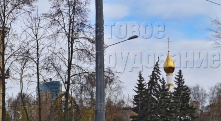 Светильник на трубчатую опору можно ставить на кронштейн, который установлен на оголовке и (или) закреплен на стволе, как показано на фото. Второй вариант используется в случае, когда нужно создать локальное освещение на определенном участке автомобильной дороги или тротуара. 