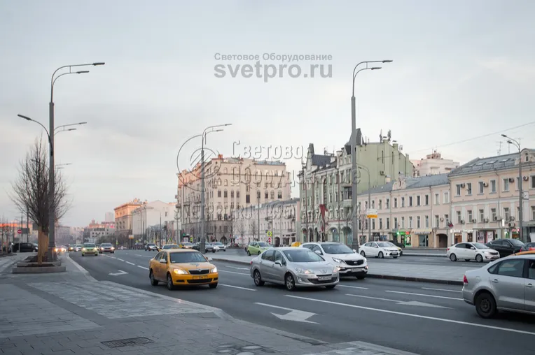 Обратите внимание, что стволы всех опор на фотографии имеют сегментную конструкцию. Их корпус представляет собой несколько труб из стали, которые сварены друг с другом. Причем диаметр верхнего сегмента меньше диаметра нижнего. Это делает опору более стабильной под нагрузкой. 