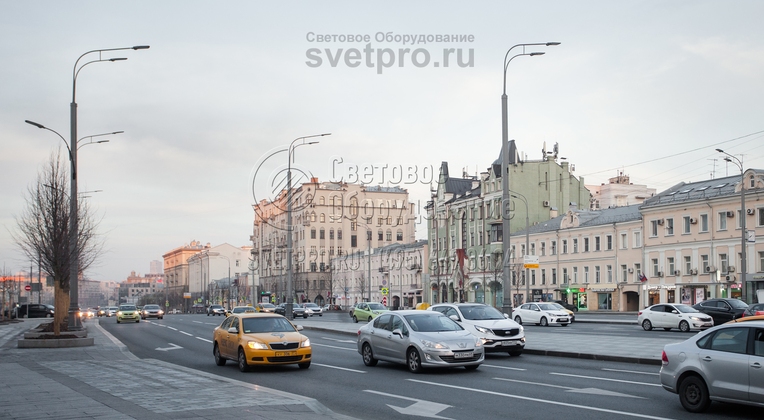 Обратите внимание, что стволы всех опор на фотографии имеют сегментную конструкцию. Их корпус представляет собой несколько труб из стали, которые сварены друг с другом. Причем диаметр верхнего сегмента меньше диаметра нижнего. Это делает опору более стабильной под нагрузкой. 