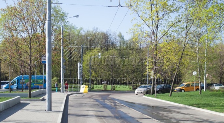 На фото еще один пример использования прямостоечной опоры, на которую подвешивается контактная сеть троллейбусной линии. Выбор прямостоечного варианта обусловлен необходимостью экономии места на тротуаре. При использовании хвостовика на корпусе отсутствует фланец. 