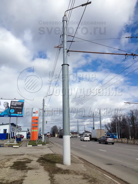 На фото изображена опора типа ТП. У этой модели на оголовок можно устанавливать оборудование и подвешивать линии, которые оказывают нагрузку до 700 кг. Она способна выдержать сильный ветер и удерживать, помимо контактной сети, силовую линию.