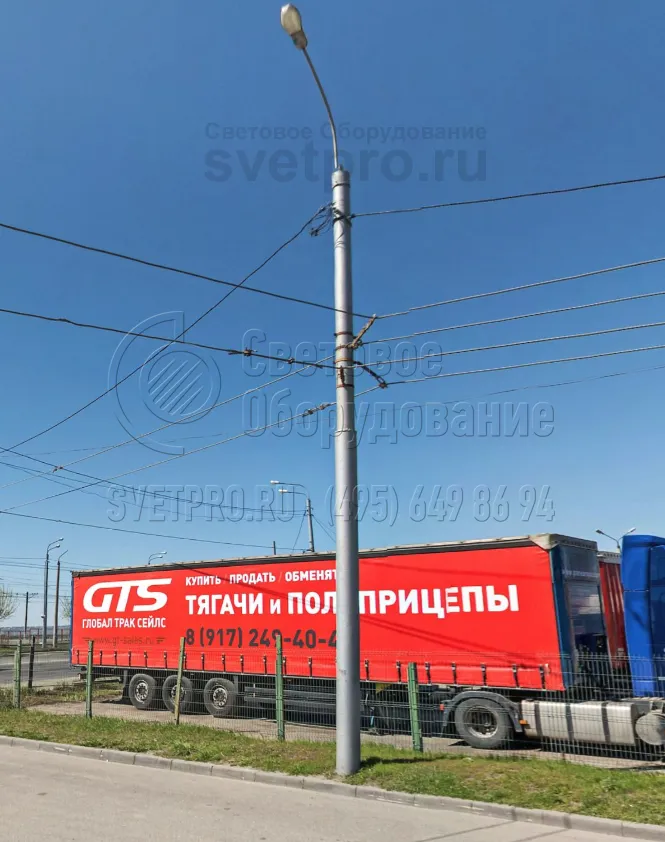 Максимальная нагрузка на оголовок у представленной на фото опоры &mdash; 700 кг. Поэтому помимо традиционного консольного светильника на оголовке и проводов контактной сети троллейбусов на корпусе закреплена воздушная силовая линия. Рыть котлованы для нее между опорами нет необходимости. 