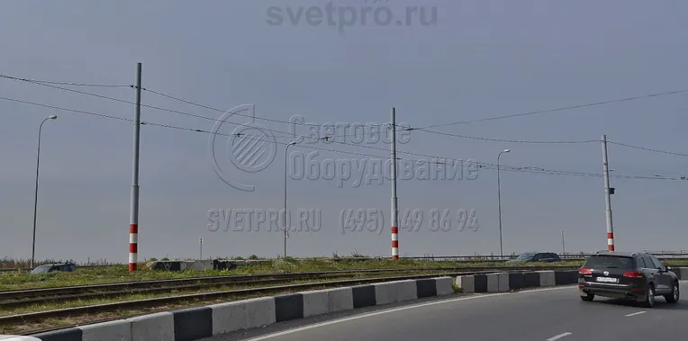 В представленном на фото варианте опоры типа ТП используются только для размещения проводов, по которым подается электричество для трамваев. Но их можно адаптировать и для освещения. Для этого достаточно на верхнюю часть установить кронштейны со световыми приборами. 