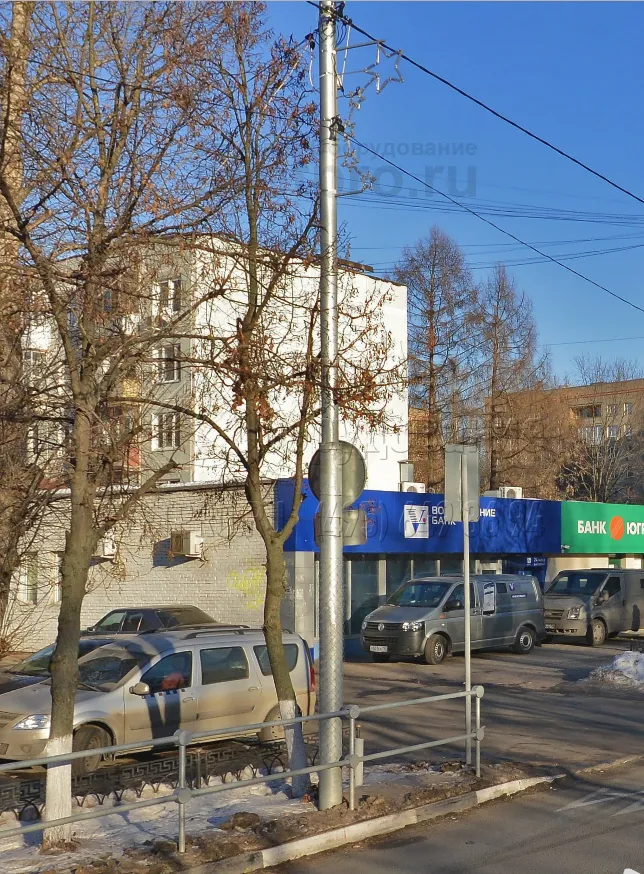 Прямостоечная опора может устанавливаться в условиях очень ограниченного пространства. Не нужно оставлять место для массивного фланца в нижней части. Обратите внимание, что на эту опору дополнительно установлены дорожные знаки и декоративные осветительные элементы в верхней части. 