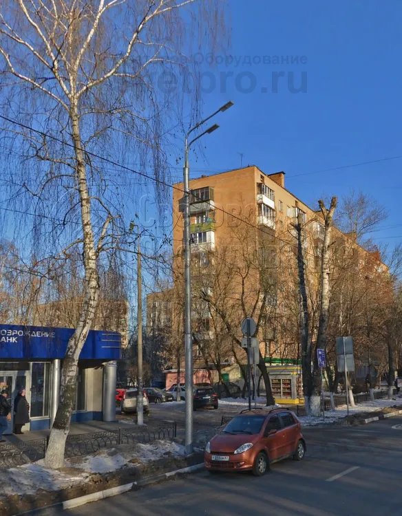 Опора контактной сети этой модели может выдержать вес оборудования в пределах 1 тонны. Ее высота от уровня земли до оголовка 11 метров. В варианте на фотографии изделие используется для строительства системы освещения улицы. Провод к ней подводится по воздуху для ускорения монтажных работ. 