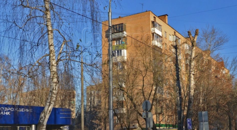Опора контактной сети этой модели может выдержать вес оборудования в пределах 1 тонны. Ее высота от уровня земли до оголовка 11 метров. В варианте на фотографии изделие используется для строительства системы освещения улицы. Провод к ней подводится по воздуху для ускорения монтажных работ. 