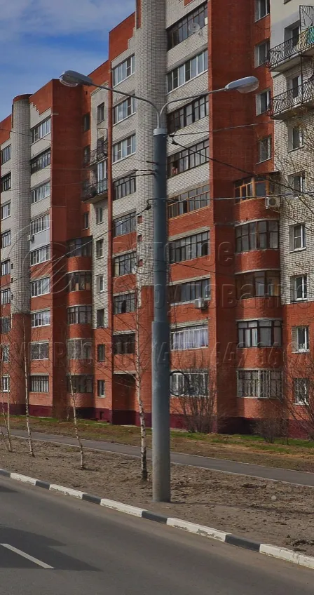 Опора типа ТП, помимо удержания контактной сети, предназначена для строительства системы освещения. Оголовок конструкции выполнен таким образом, чтобы подходит под обечайку стандартного кронштейна. На фото изображена конструкция с кронштейном под два консольных светильника. 