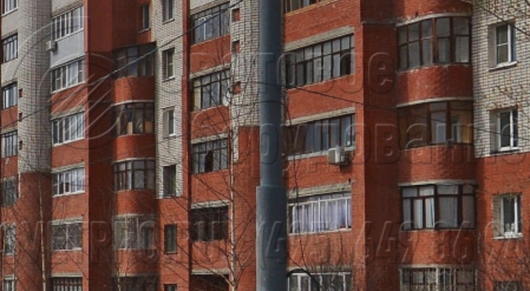Опора типа ТП, помимо удержания контактной сети, предназначена для строительства системы освещения. Оголовок конструкции выполнен таким образом, чтобы подходит под обечайку стандартного кронштейна. На фото изображена конструкция с кронштейном под два консольных светильника. 