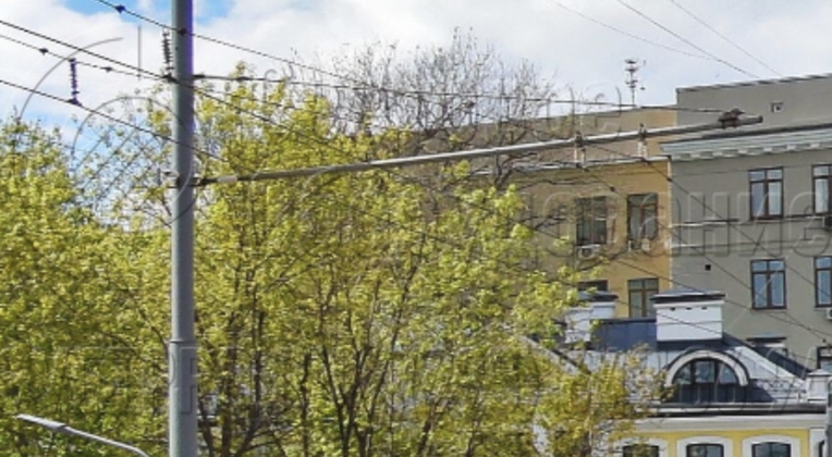 Трубчатые опоры контактной сети красивее моделей из листовой стали. Поэтому они устанавливаются обычно на тротуарах и в других местах, где может находиться множество людей. Для украшения используются также дополнительные декоративные элементы — тумбы, накладки, кронштейны. 