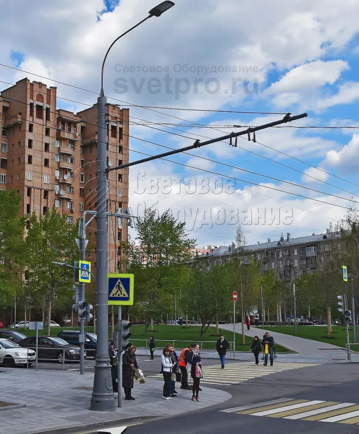На фото представлена окрашенная силовая опора, предназначенная для установки контактной сети. В этом случае используется краска темного серого цвета. Но при необходимости цвет может быть изменен по желанию заказчика на любой другой из палитры RAL. Заказчик может отказаться от окрашивания. 