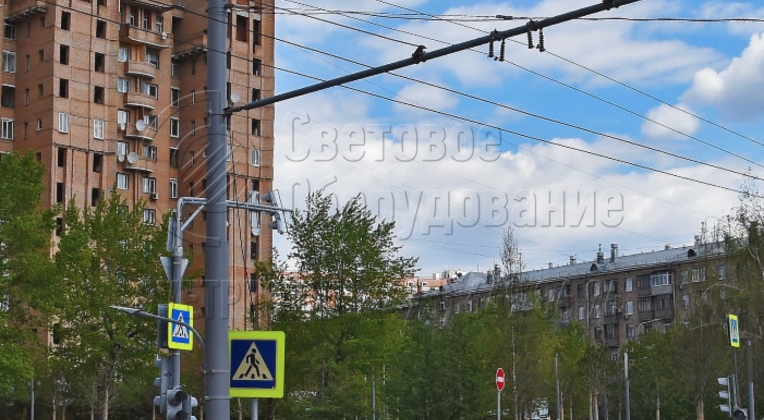 На фото представлена окрашенная силовая опора, предназначенная для установки контактной сети. В этом случае используется краска темного серого цвета. Но при необходимости цвет может быть изменен по желанию заказчика на любой другой из палитры RAL. Заказчик может отказаться от окрашивания. 