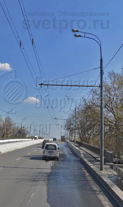 В примере на фото питание к опоре подведено по воздуху. Используется самонесущий изолированный кабель. Его особенность в том, что он способен выдержать собственный вес и нагрузку от налипшего снега, льда, сильного ветра. Изоляция не разрушается на морозе и ультрафиолете. 