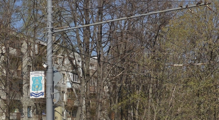 Благодаря высокой несущей способности ствола к опоре модели ТП можно прикрепить большое количество кабелей и растяжек. Для их крепления используются накладные кронштейны, которые закрепляются прямо на корпусе. Поэтому нет необходимости вносить изменения в конструкцию ствола. 