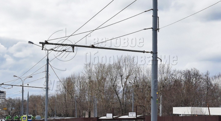 Если провода к опоре подводятся по воздуху, строительство инженерной инфраструктуры для работы общественного электрического транспорта обходится дешевле. А работы завершаются быстрее. Строительной компании не нужно рыть траншеи, достаточно установить крепления на сам ствол. 